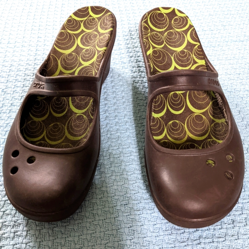 Crocs wedge sandal in brown